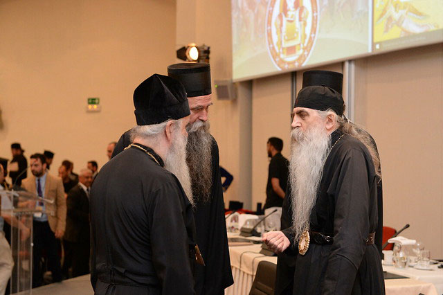 српске владике Амфилохије, Јоаникије и Иринеј у разговору на церемонија пријема поглавара Помесних православних цркава у Православну академију на Криту, аутор: John Mindala