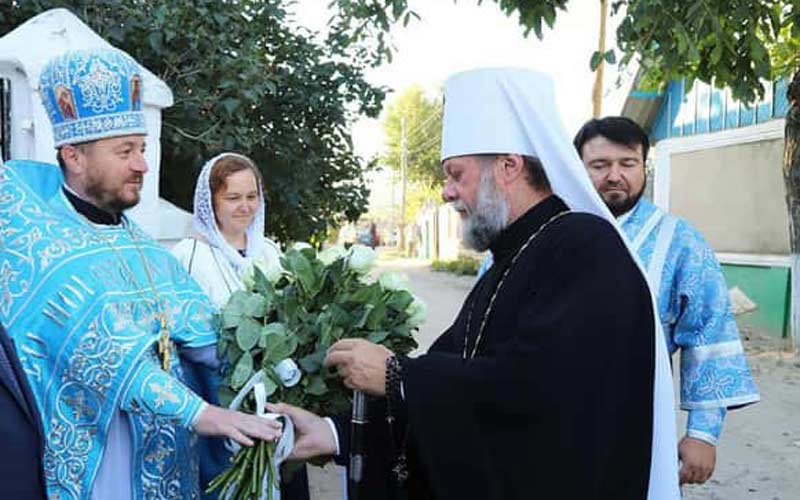 распоп Владимир Пелин док је дочекивао свог канонског епископа
