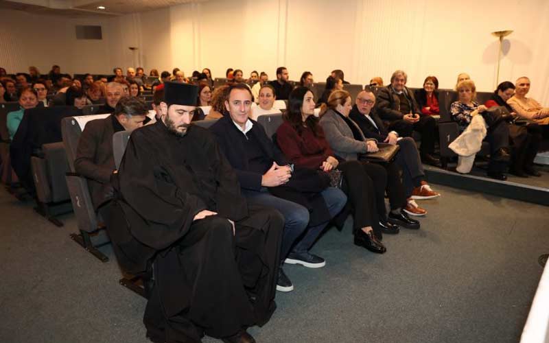 отац Дарко и певач Сергеј Ћетковић на хуманитарном догађају у Руском дому 