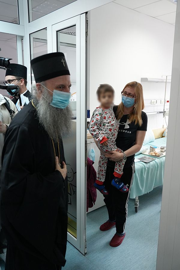 Патријарх Порфирије у дечјој клиници