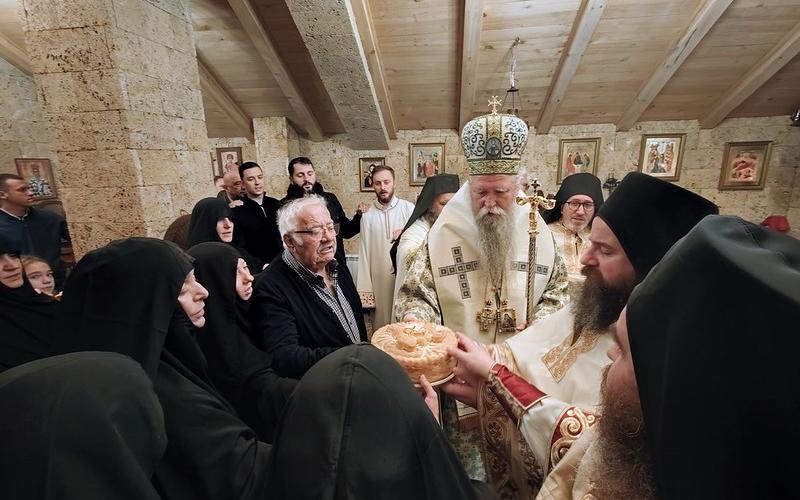 Митрополит Јоаникије у манастиру Дуљево