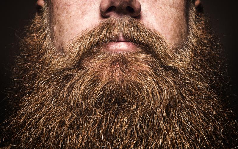 мушкарац са брадом