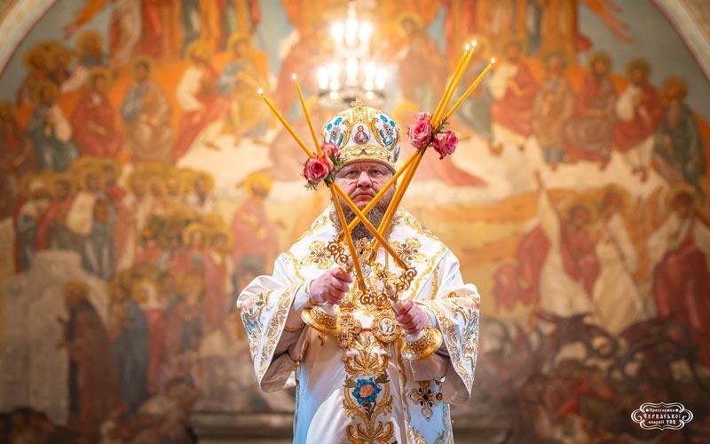 митрополит черкаски Теодосије благосиља Народ Божији на светој Литургији