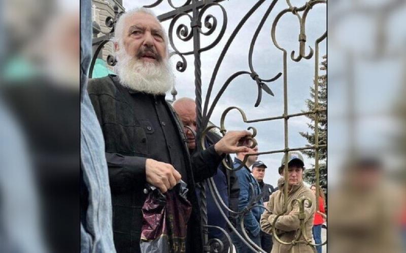 митрополит Антоније Фиалко на капији порте своје отете саборне у Хмељницком цркве 