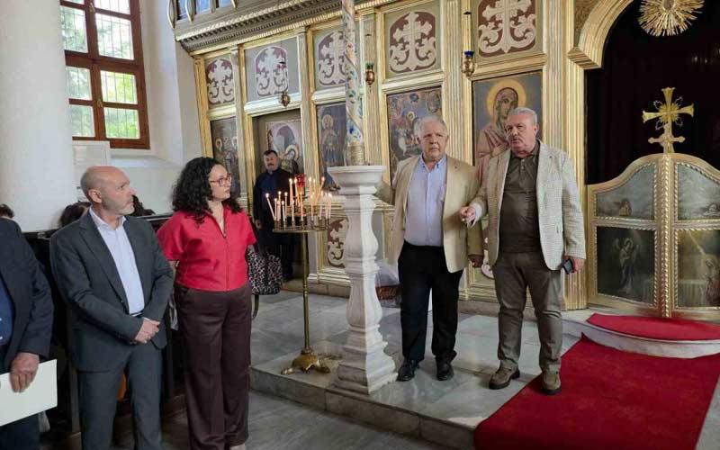 Димитар Јотеф (десно) извештава вернике о одлуци управног одбора (бугарски конзул је госпођа у црвеном)