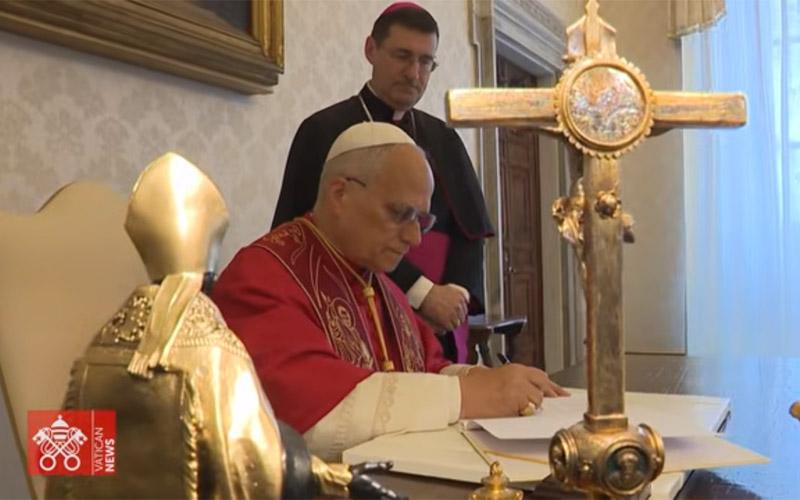 римски папа Лео XIV потписује своју прву енциклику, снимак екрана