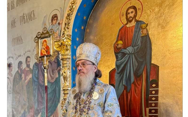 митрополит Лука Запорожки на Горњем месту током Литургије