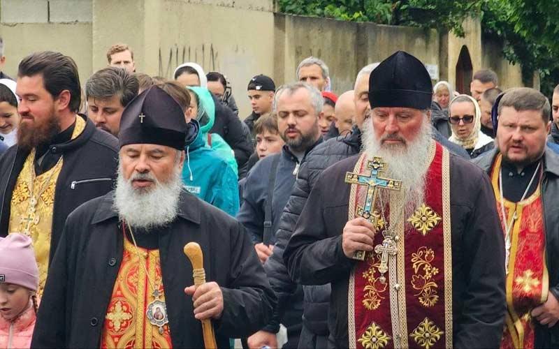 архиепископ Маркел са епархиотима у крстном ходу