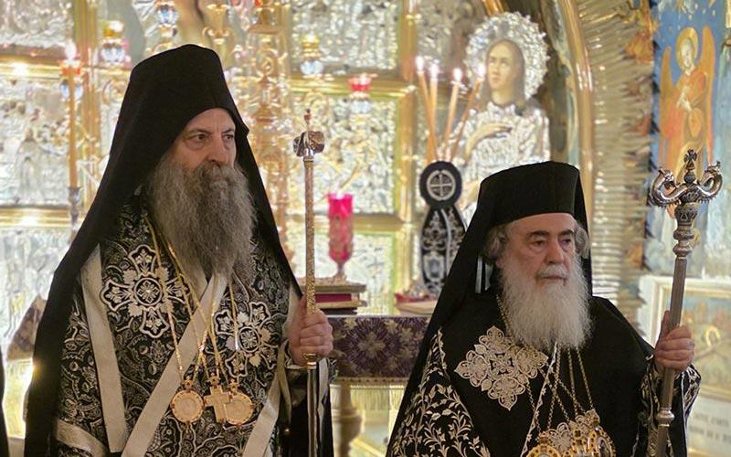 српски патријах Порфирије и јерусалимски патријарх Теофил приликом служењу Литургије пређеосвећених дарова у цркви Гроба Господњег у Јерусалиму 02.04.2025
