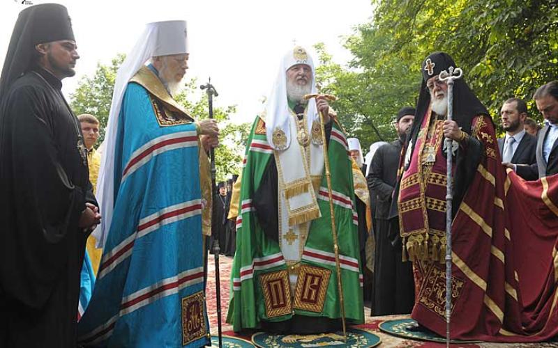 митрополит Владимир, патријарх Кирил и патријарх Илија при његовој посети УПЦ 2011. године