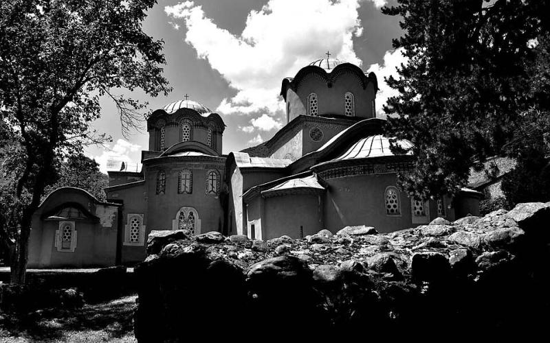 Patriarchal Monastery of Peć, author: Misa.stefanovic.07, 2022. https://commons.wikimedia.org/wiki/File:BW407_-_Manastir_Pecka_Patrijarsija.jpg