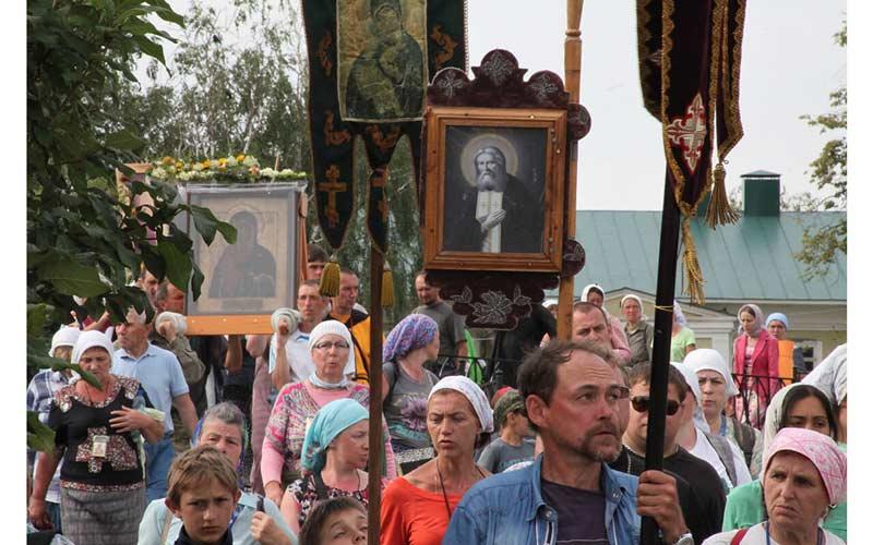 ходочасници у крстном ходу по Канавки Пресвете Богородице