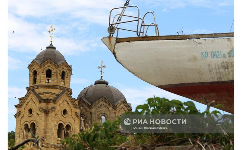 кадар са црквом светог Илије на Криму и бродом који се поправља на сувом