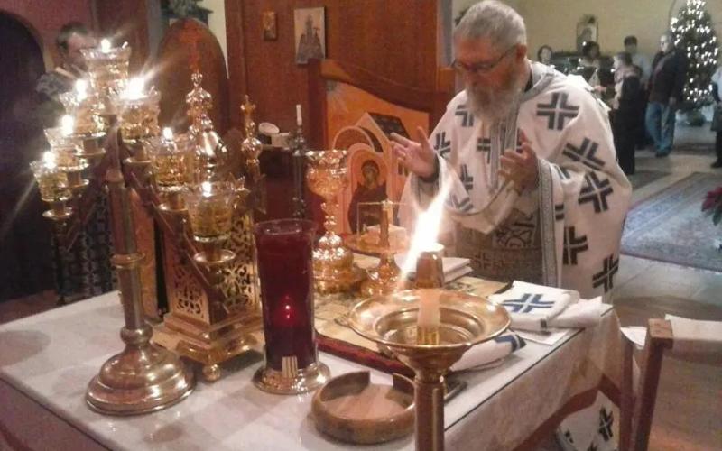 Свештеник служи Свету Литургију