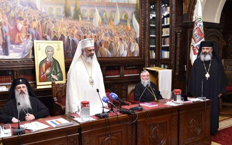 сцена са заседања Румунског синода 24. маја 2018. године, стоје румунски патријарх Данило и епископ Антоније Телембич