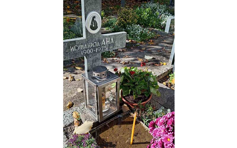 Гроб игуманије Ане у порти манастира Враћевшница