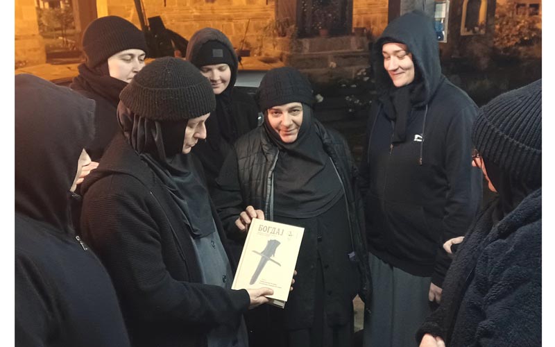 Сестре манастира Враћевшница и Ковиља са првим бројем „Богдаја“