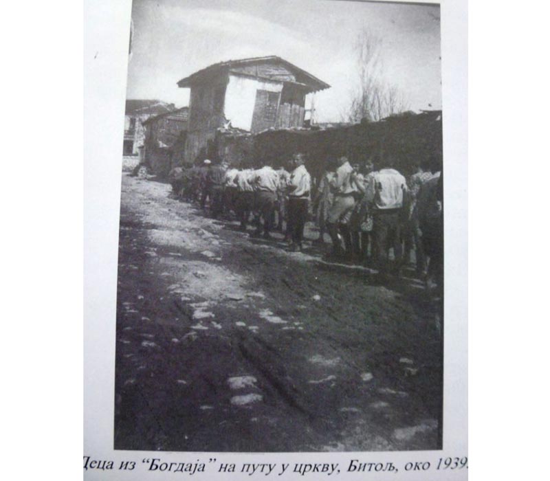 деца из Богдаја на путу у цркву 1939. године