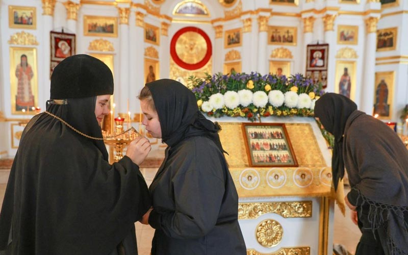 игуманија Димитрија Лукјанова благосиља послушницу