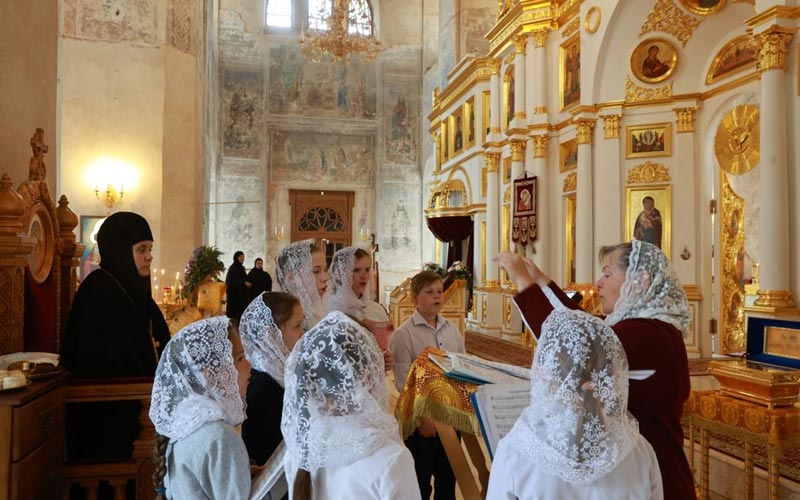игуманија Димитрија Лукјанова са дечјим хором Вишенског манастира