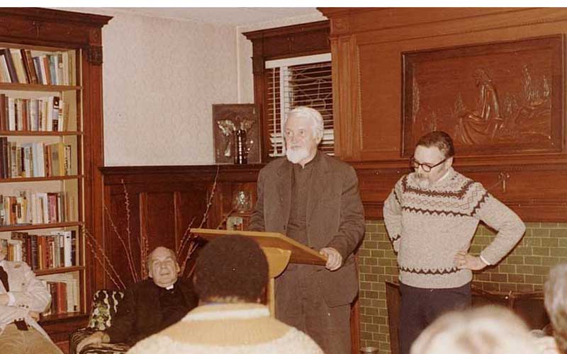 отац Димитрије Станилоје држи предавање у Чикагу