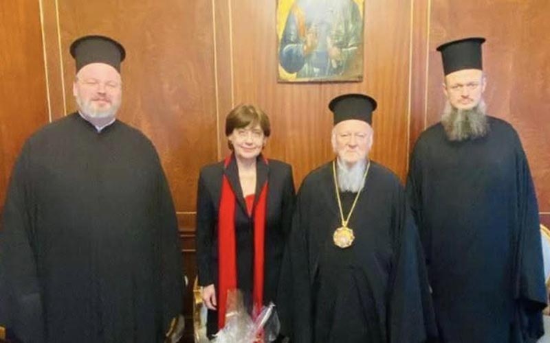 архимандрит Харалампије Ничев (такође контраверзни клирик, раније Бугарске сада Константинопољске цркве), бивша бугарска премијерка Ренета Инџова, патријарх Вартоломеј и архимандрит Дионисије Мишев