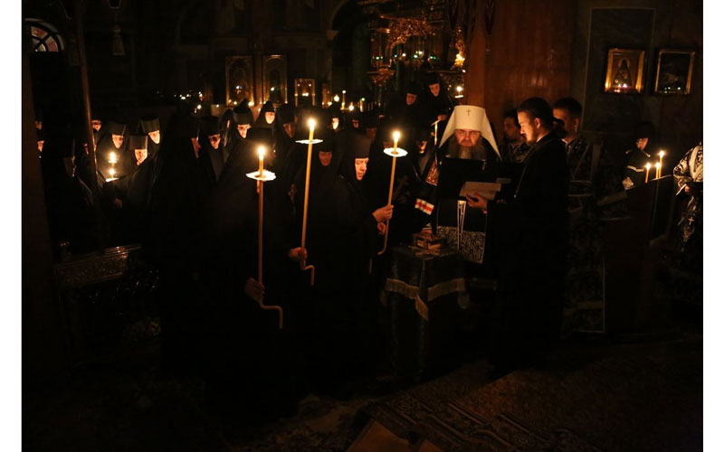 Дивејевске сестре на богослужењу
