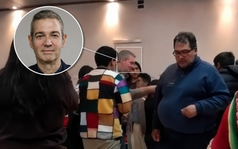 монсињор Ђорди Бертомеу полаже листове коке у посуду за „паго“ (обредни дар)