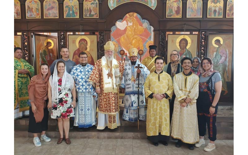 епископ Кирило са епископом Осијом, оцем Игнасијем и народом