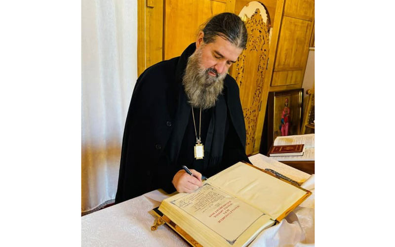 епископ богдански Нектарије (Клинч) у олтару Сурученског женског манастира светог Георгија