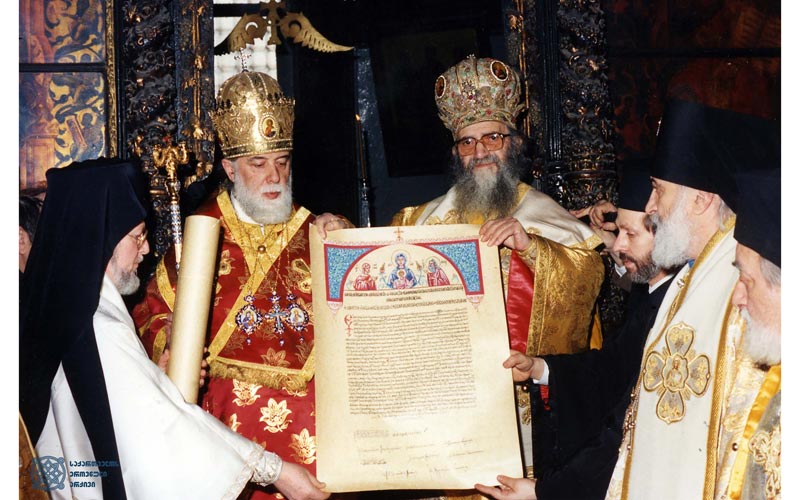 патријарх Димитрије додељује Томосе патријарху Илији