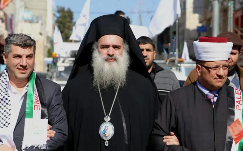 архиепископ Теодосије Хана на демонстрацијама са сународницима