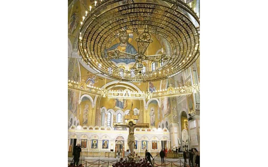 Foto: interior de la iglesia votiva de San Sava en Vračar el Viernes Santo, fuente: fragmento de foto de spc.rs