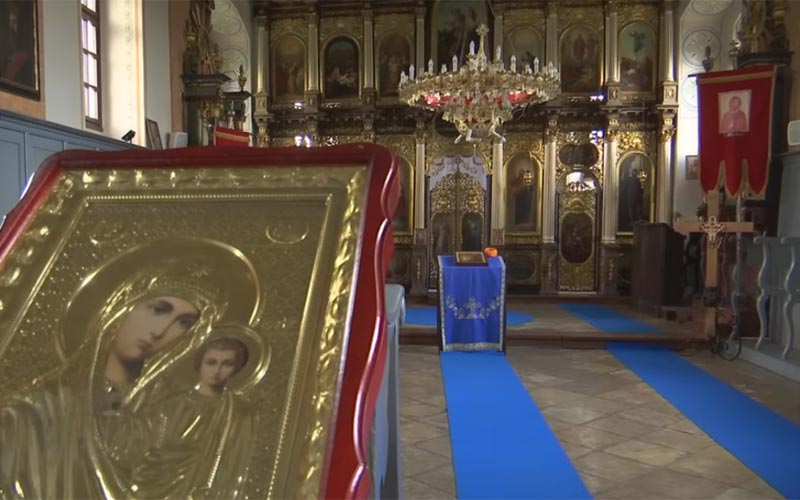 унутрашњост идворске цркве, певница за којој је певао Михаило Пупин