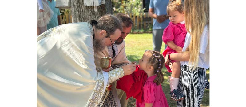 игуман дечански Сава причешћује децу на Косову и Метохији