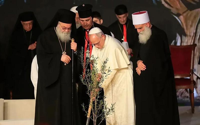 Бејрут, децембар 2025: Симболично, папа Лав XIV, патријарх Јован Антиохијски и верски вођа ислама посадили су маслину, врховни симбол мира.
