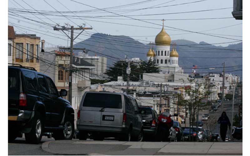 панорама Сан Франциска са куполама саборне цркве Пресвете Богородице