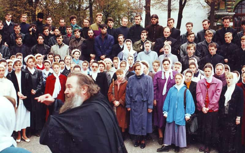 Снимка: студентски години, пеене в хора под ръководството на архимандрит Матей (Мормиль), 1990 г.