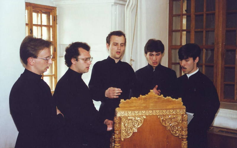 Снимка: Митрополит Константин като хормайстор на иподяконския хор (около 1996 г.)