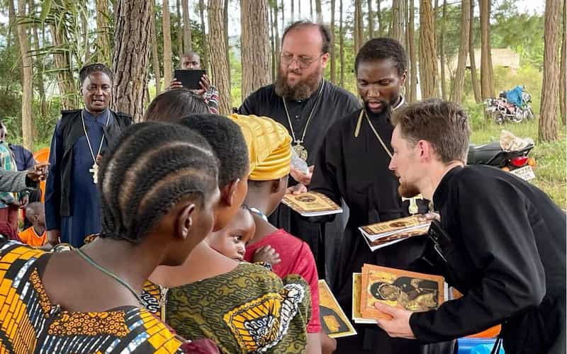 Снимка: Дарение на православен катехизис в Танзания (март 2024 г.)