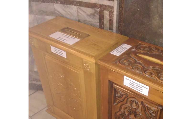 кутије за писма светом Серафиму Софијском у крипти Руске цркве у Софији