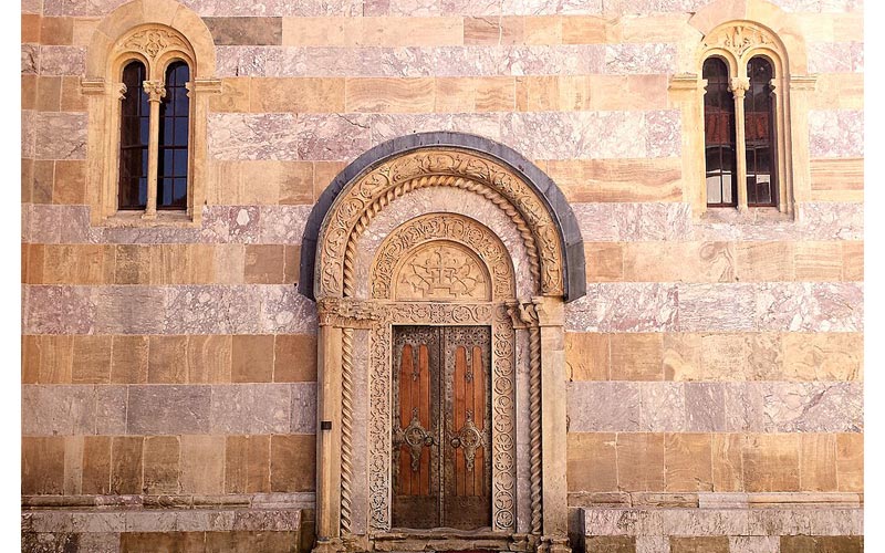  La puerta norte de la iglesia, las ventanas y el mármol blanco y rosa de las paredes de la iglesia