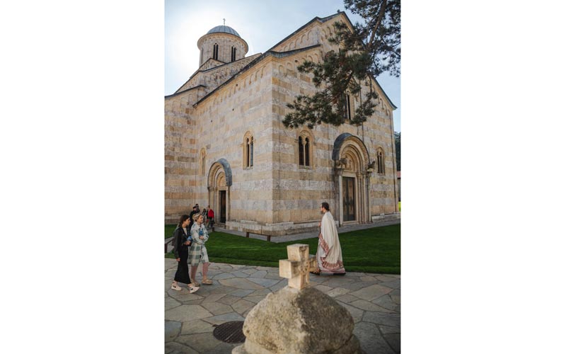 Foto: iglesia y fuente Monasterio de Visoki Decani
