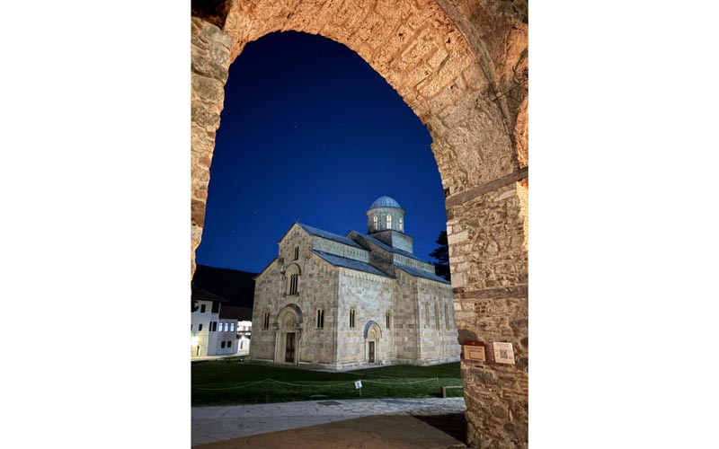 Foto: Monasterio de Visoki Decani por la noche.