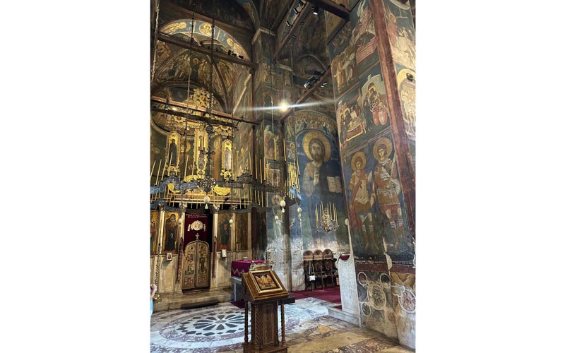 vista hacia el altar de la iglesia de Visoki Dečani, autor: Marija Savić