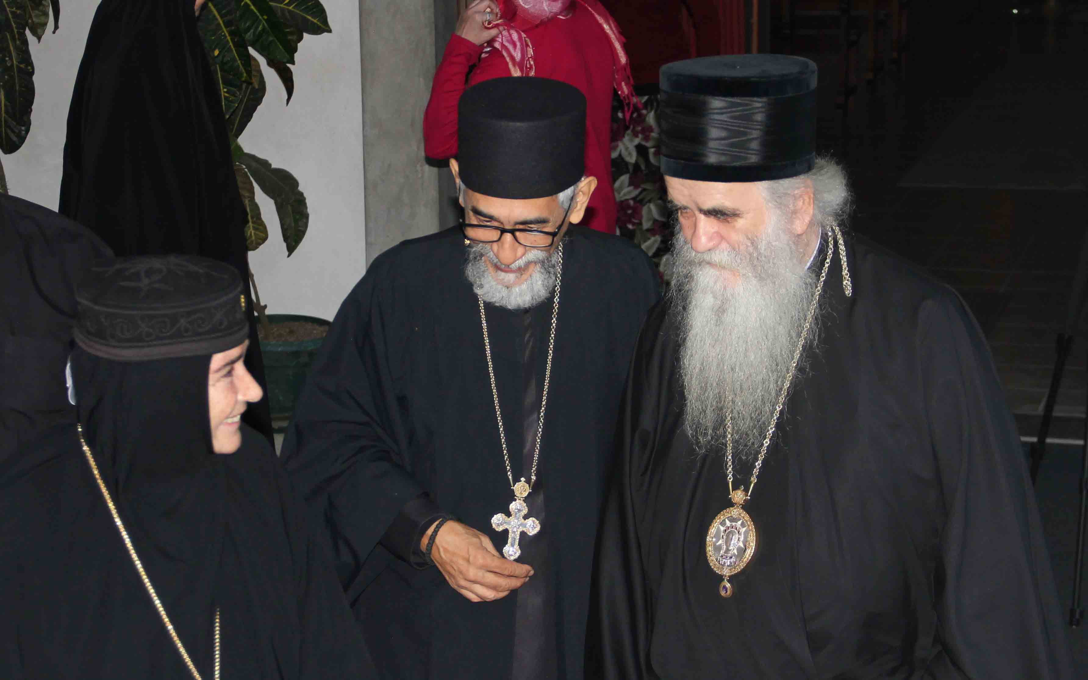 Foto: Madre Inés y el Arcipreste Alexis con el Metropolitano Amfilohije en Guatemala (enviada por el autor)
