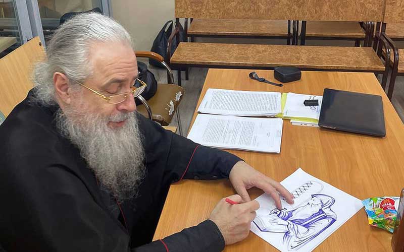 Митрополит свјатогорски Арсеније црта на суђењу