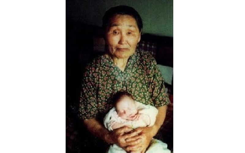 Олга Мајкл са бебом у рукама