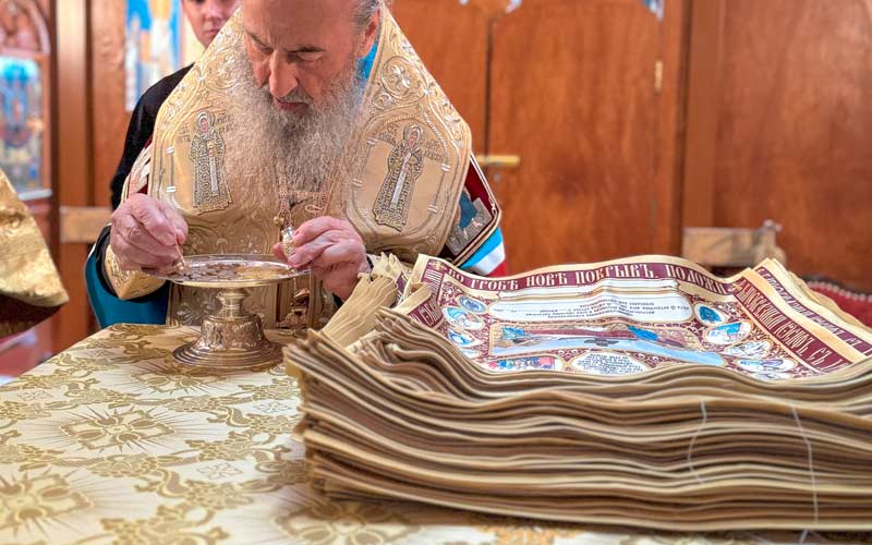 митрополит Онуфрије освећује антиминсе без помена патријарха Кирила