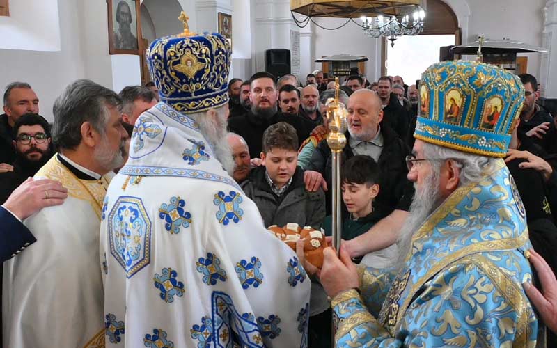 сечење славског колача на Сретење у цркви у Орашцу